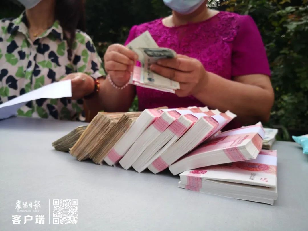 湖北一小区发钱了!总共10万元__凤凰网