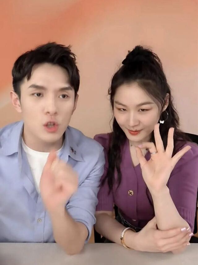 关晓彤 紫色的开衫色调柔和高.