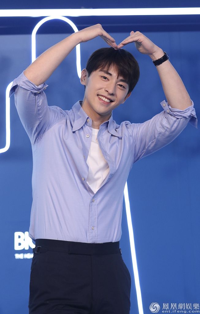 帅到犯规!邓伦穿衬衫长裤变校园学长 比心卖萌微笑满满治愈力