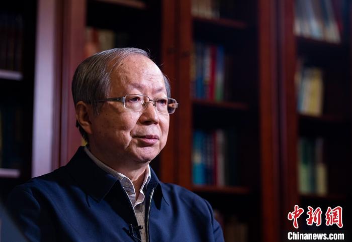 中国经济体制改革研究会会长、国家发展和改革委员会原副主任彭森日前接受中新社“中国焦点面对面”专访，对此进行权威解读。中新社记者 侯宇 摄