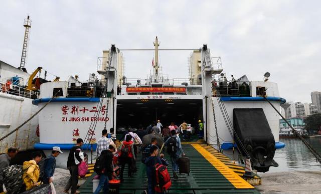 1月10日,在海口市秀英港轮渡码头,旅客登上"紫荆十二号"客滚船.