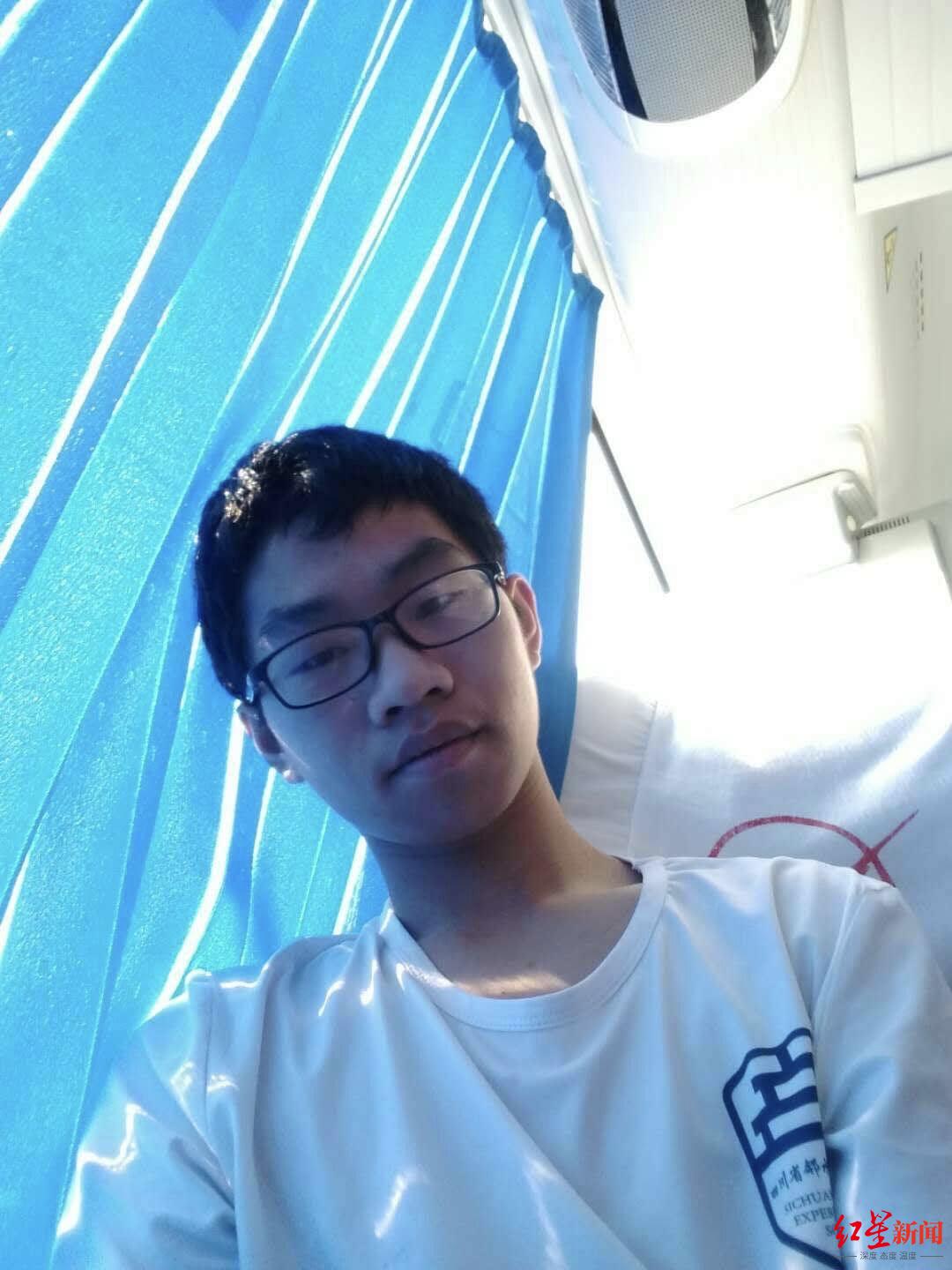 成都19岁大一男生校内河边失联 曾留言称"找不到生命的意义"