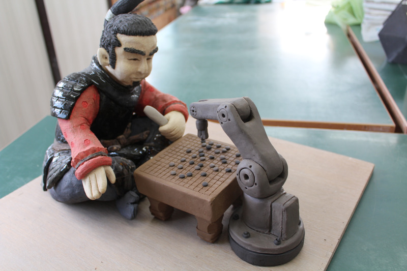 日本陶艺家创作的“织田信长对战AI机器人”。 资料图