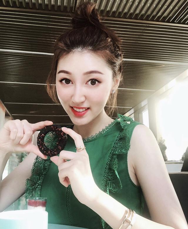 28岁何艳娟离婚后不工作仍富贵名牌包换不停总值能交房产首付