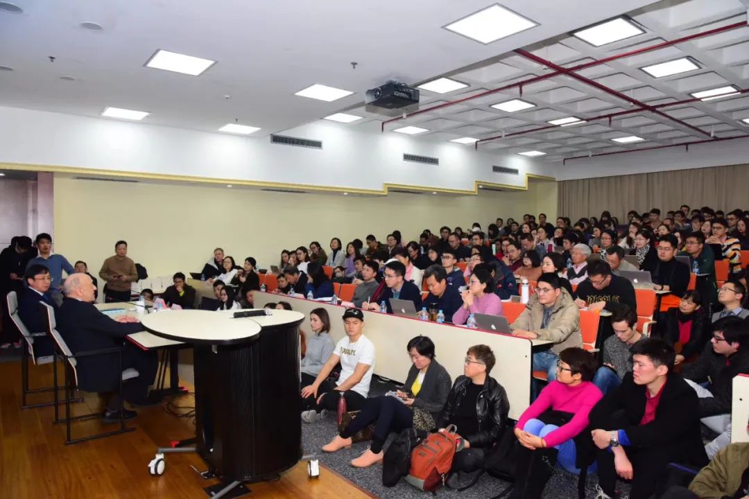 2018年12月，傅高义在复旦大学美国研究中心演讲。吴心伯 供图