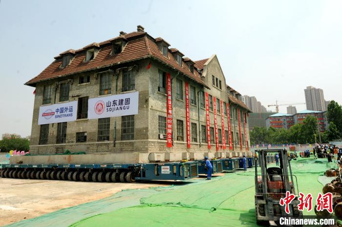 平移前，在原址进行加固托换，顶升1.65米，然后放置在SPMT大型运输拖车上。　梁犇 摄