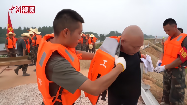 江西鄱阳抗洪一线：圩堤上的“父子兵”