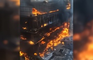 沈阳一学校在建工地起火 整栋楼陷入火海现场浓烟滚滚