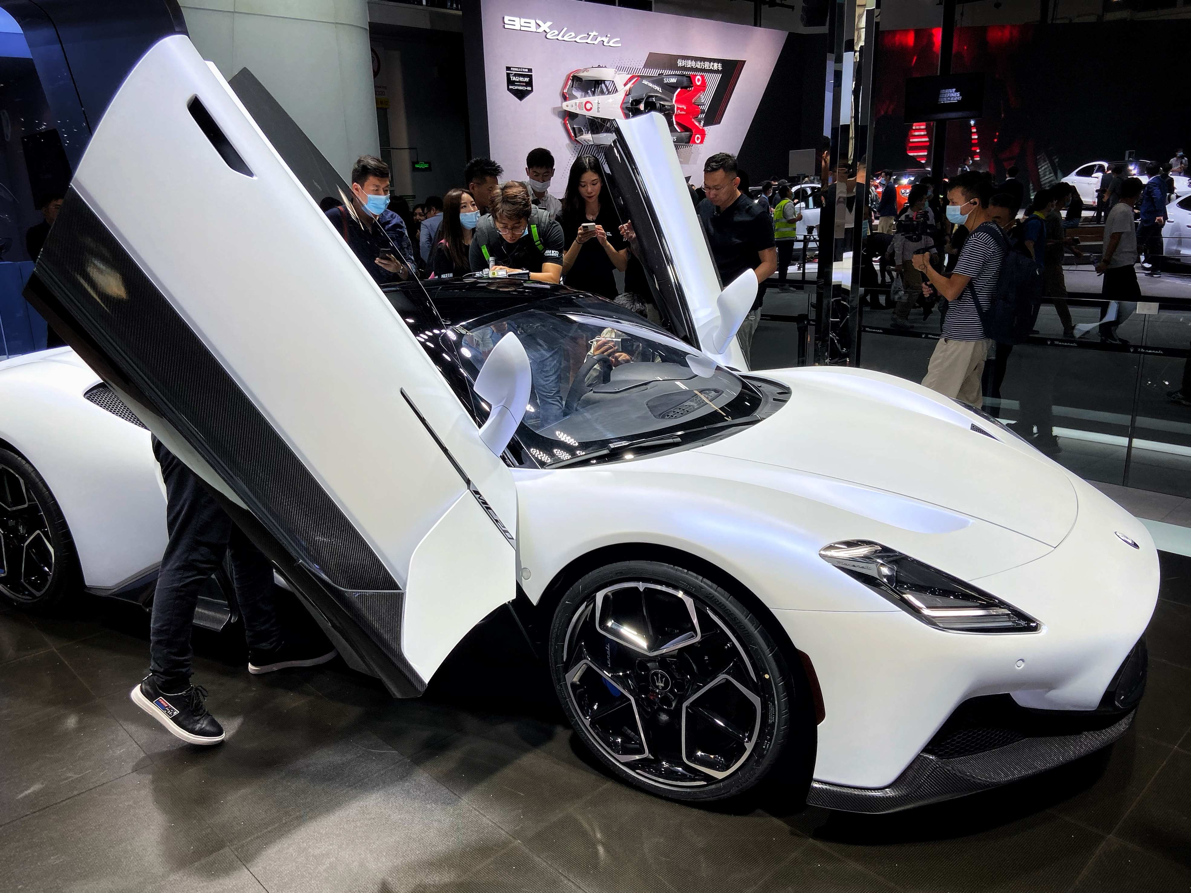 车门上mc20的标识很好的突显了mc系列的身份,碳纤维