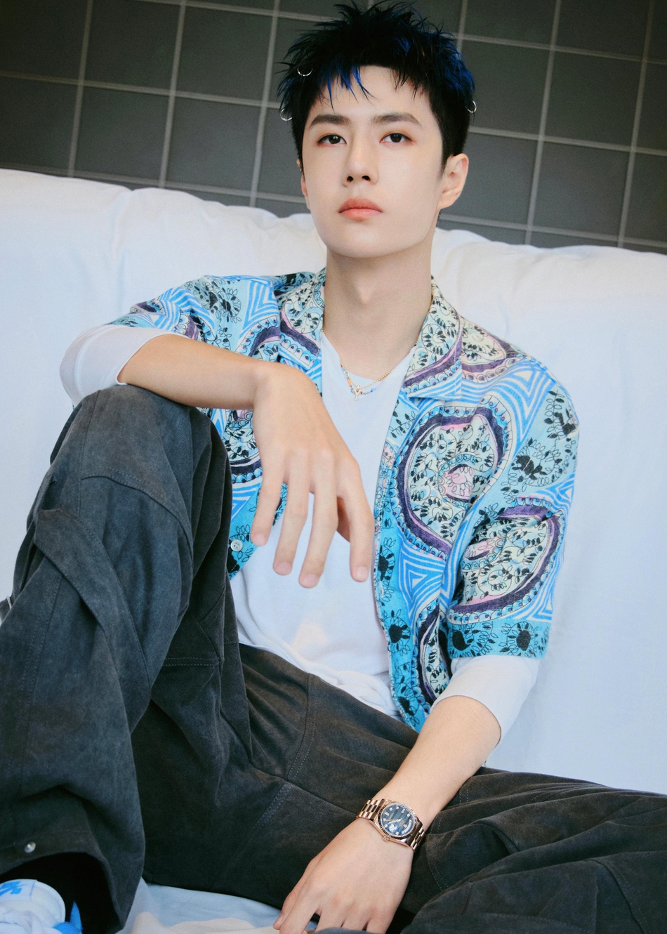 王一博身着印花衬衫 清爽又干净__凤凰网