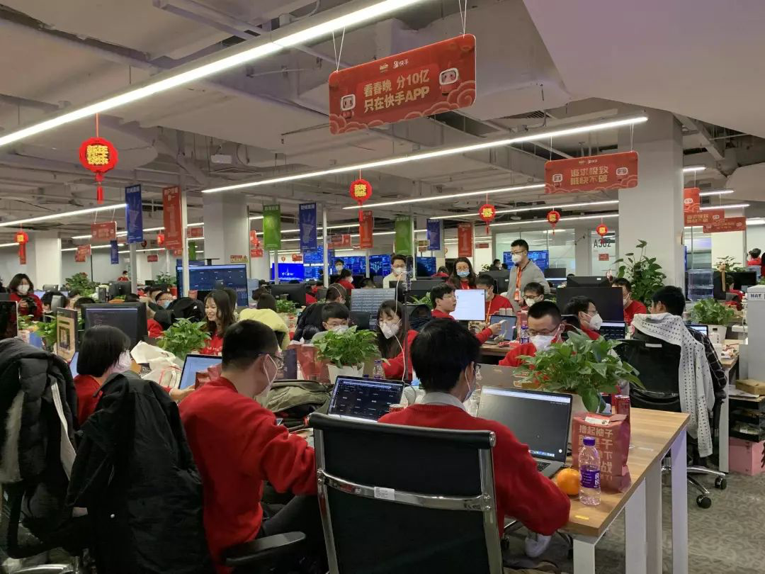 这个鼠年的春节氛围不仅有办公室的张灯结彩,还混入了从双肩喷雾器中