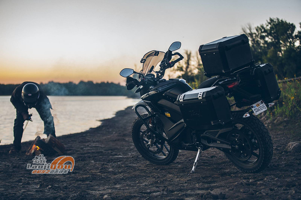 13.5万起售,全球首款纯电拉力摩托,70匹马力,抱歉我选宝马f750