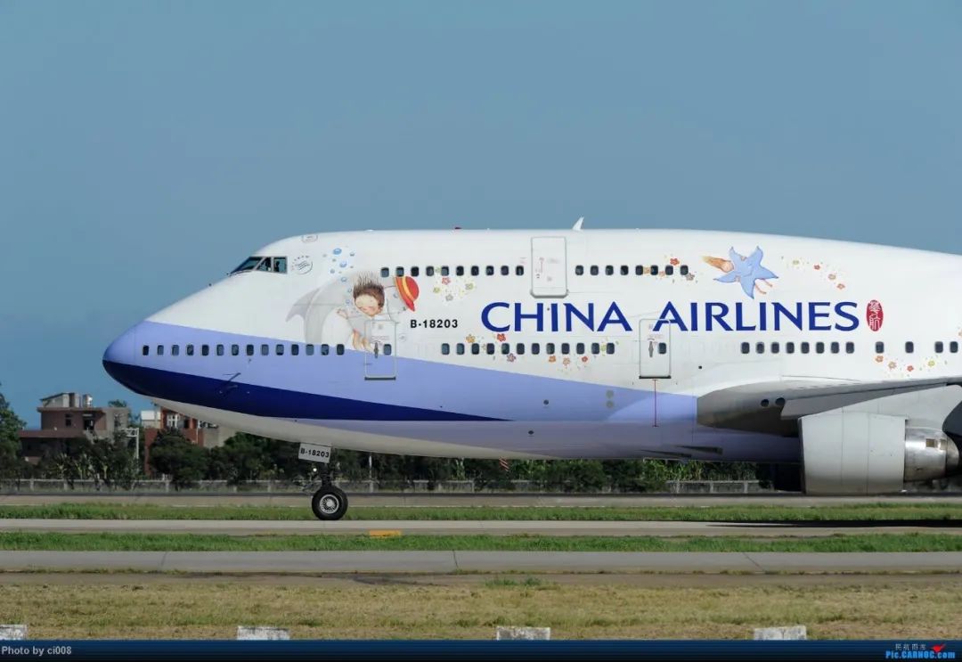 台新版"护照"亮相,放大"taiwan"字样__凤凰网