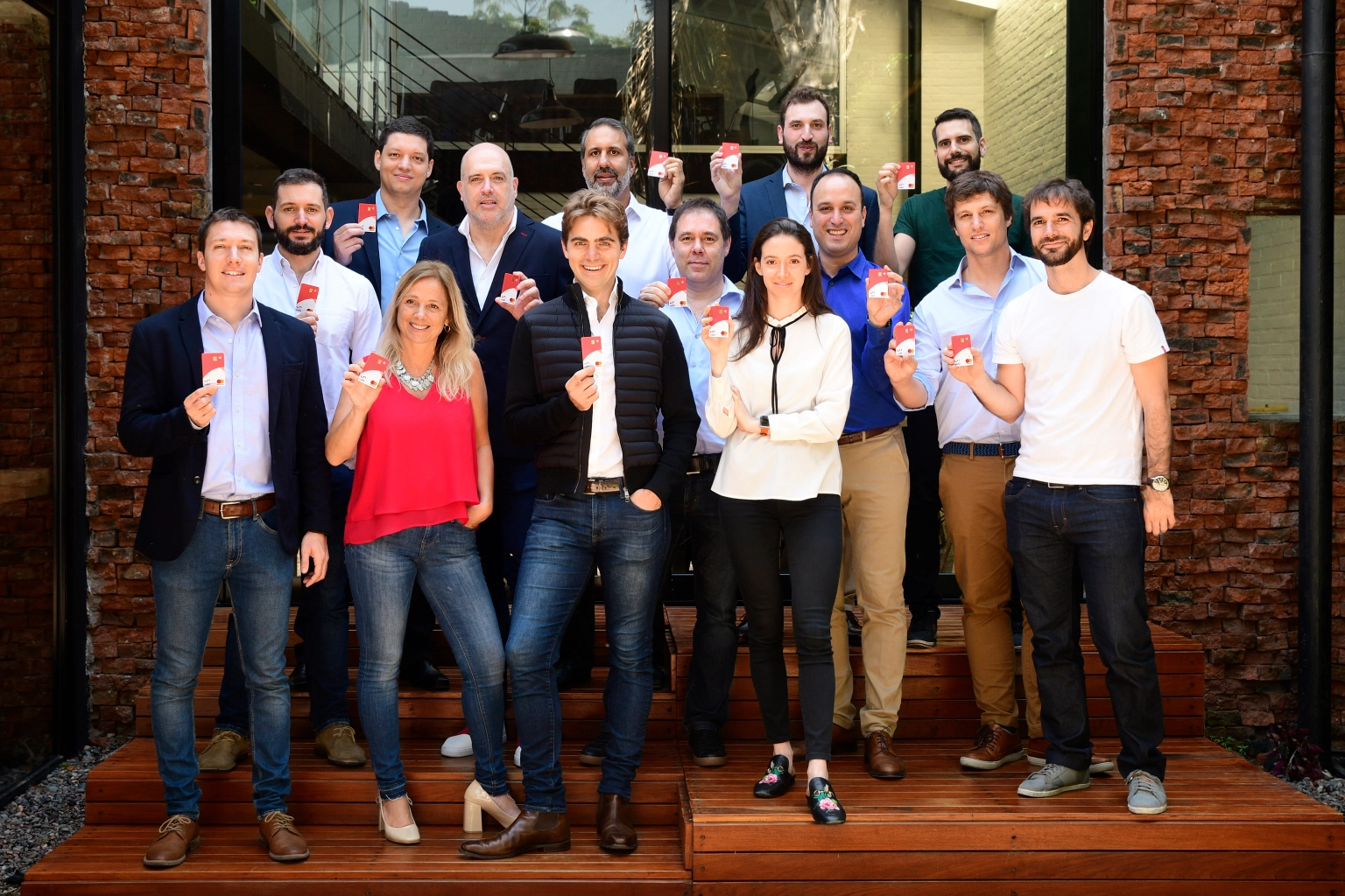 ualá团队合影,创始人pierpaolo barbieri和新业务服务人maia站在第一