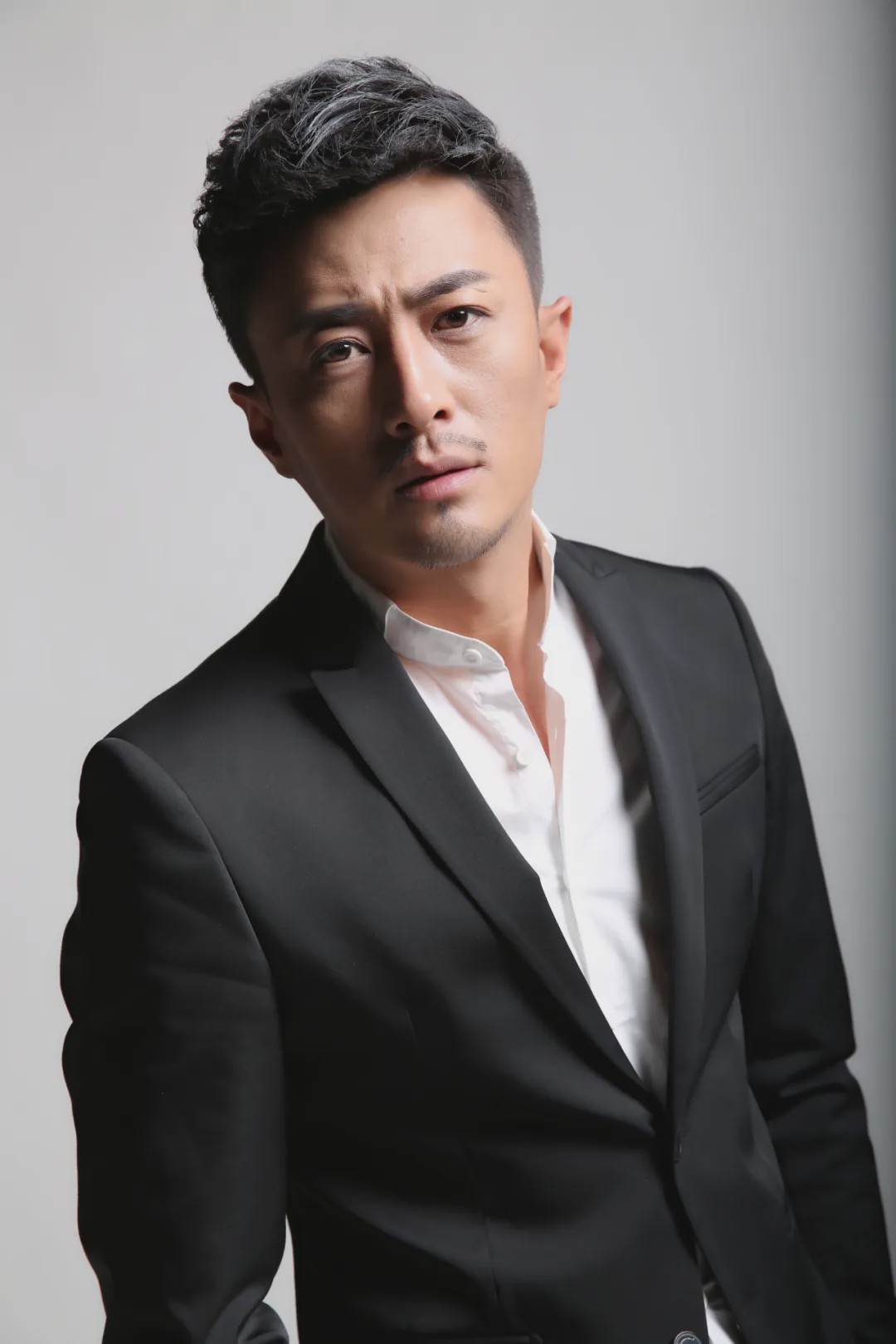 专访王铭怀疑自己是社恐的男演员