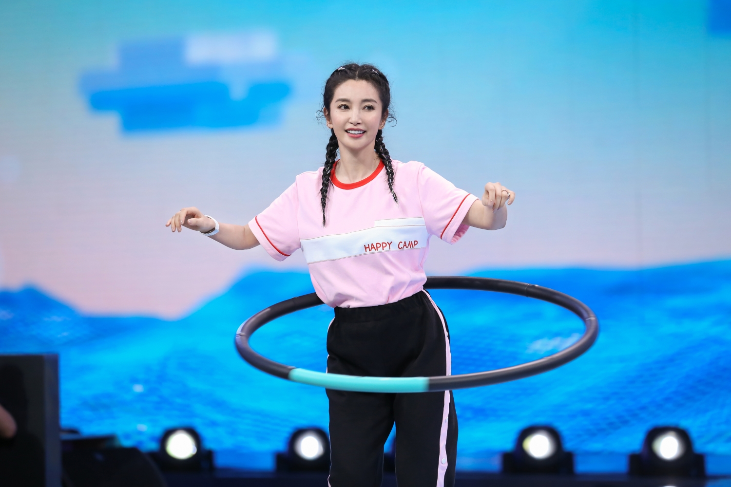 李冰冰《快乐大本营》转呼啦圈燃爆团魂 与妹妹跳皮筋好似镜面_凤凰网