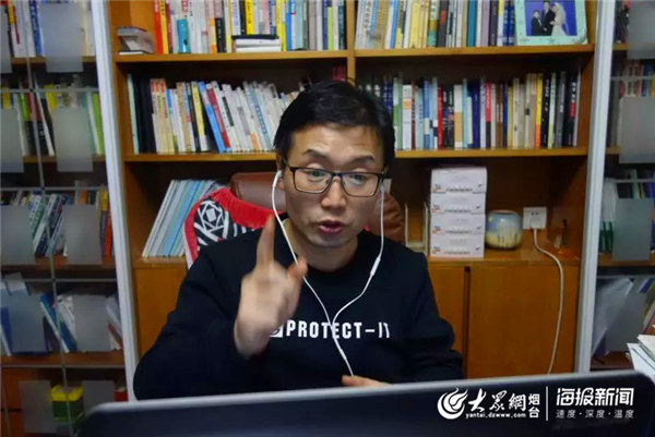 烟台大学音乐舞蹈学院张景晖老师在家中备课