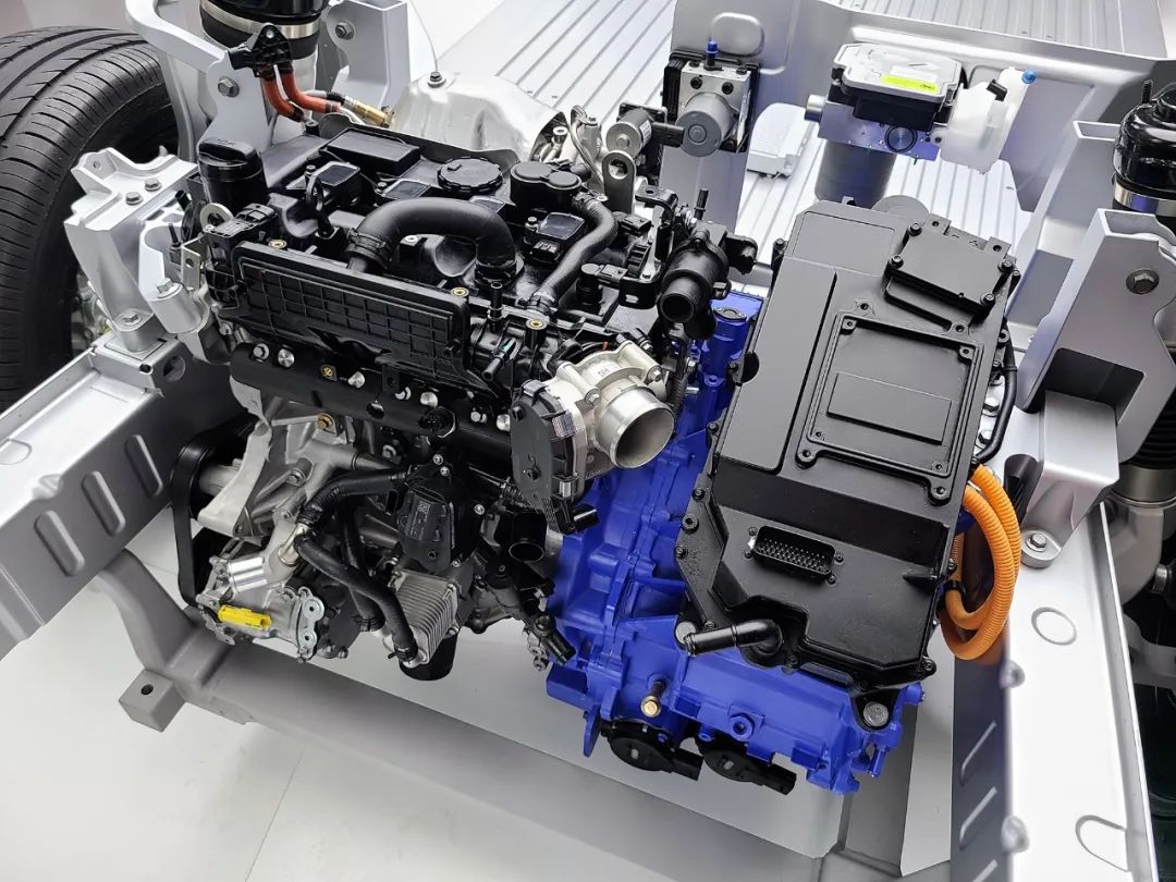 5t四缸机(理想one:1.2t三缸机),0-100km/h加速时间为4.6秒(理想one:6.