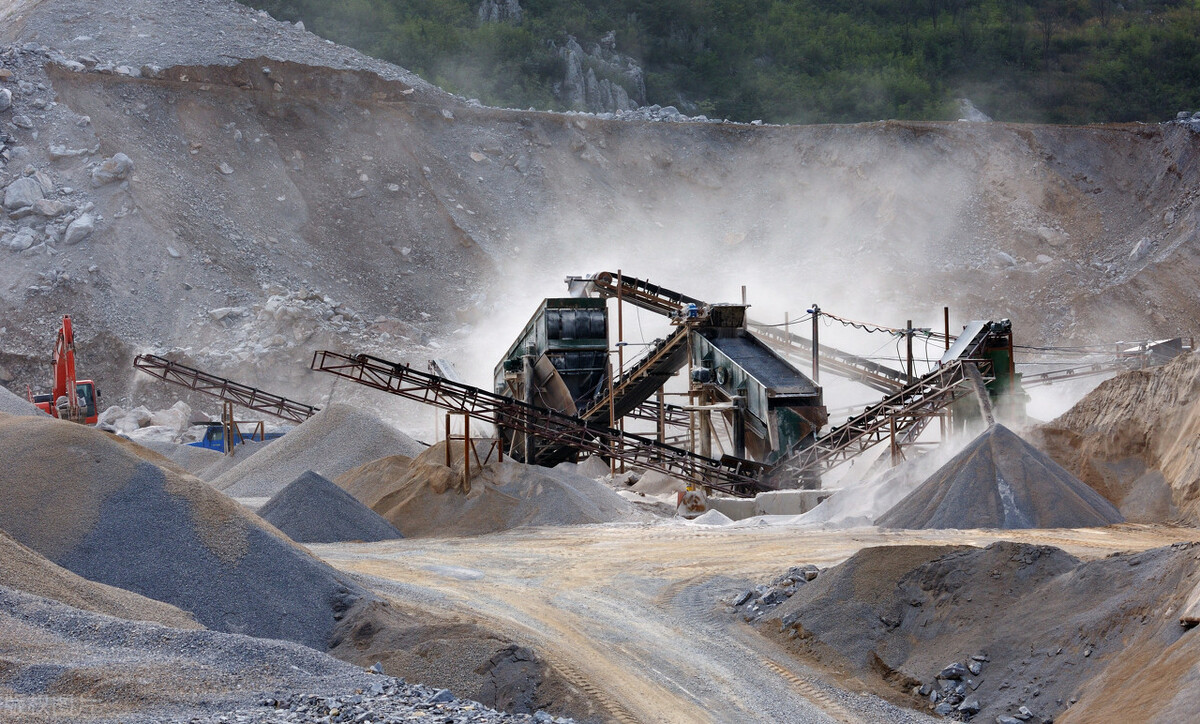 在矿石开采的过程中会产生大量的粉尘,会造成空气污染2.