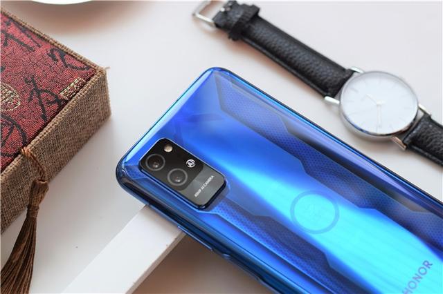 荣耀play4pro上手炫酷机甲蓝外观性能充电如何