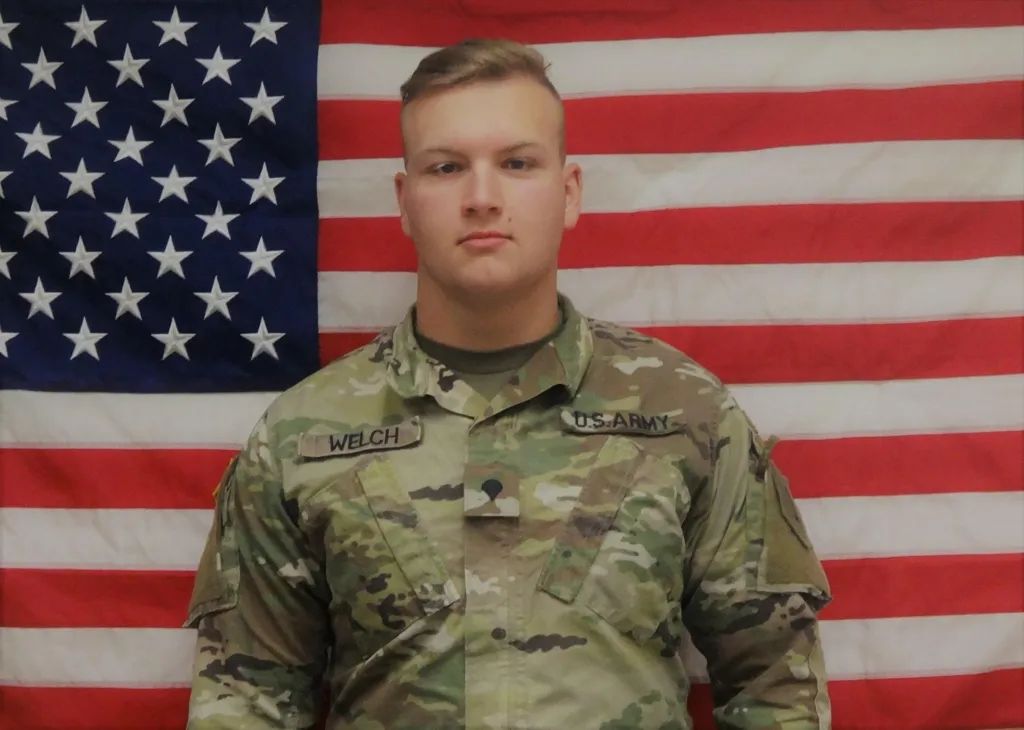 日死于首尔以南平泽市的汉弗莱军营内,这么士兵名叫克雷·韦尔奇(clay