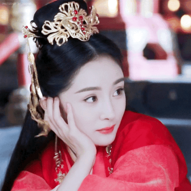 红衣的她黛眉细长,又温婉动人,额头的一抹凤尾花额外增色一分惊艳.