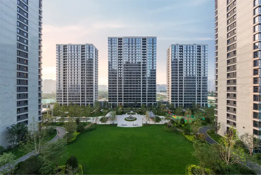 珍珠兰干挂石材叠加落地窗,铝板窗套的外立面体系,呈现出建筑的细腻