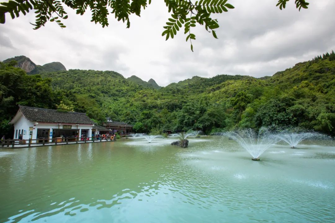 住在黄果树大瀑布边的野奢温泉酒店,观山听瀑泡温泉,唯有柏联