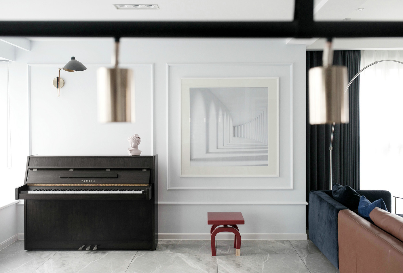 钢琴背景墙,用石膏装饰线条框景.