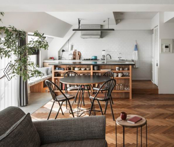 岛台下部空间可做成开放式储物柜,成列的餐具亦能作为装饰品