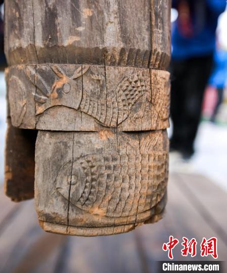 关帝庙木柱上的鱼龙图纹。 科考团提供 摄