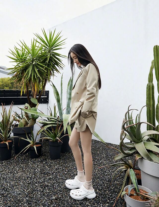 杨幂不愧是腿精本精一双美腿又细又长修图都没这么夸张