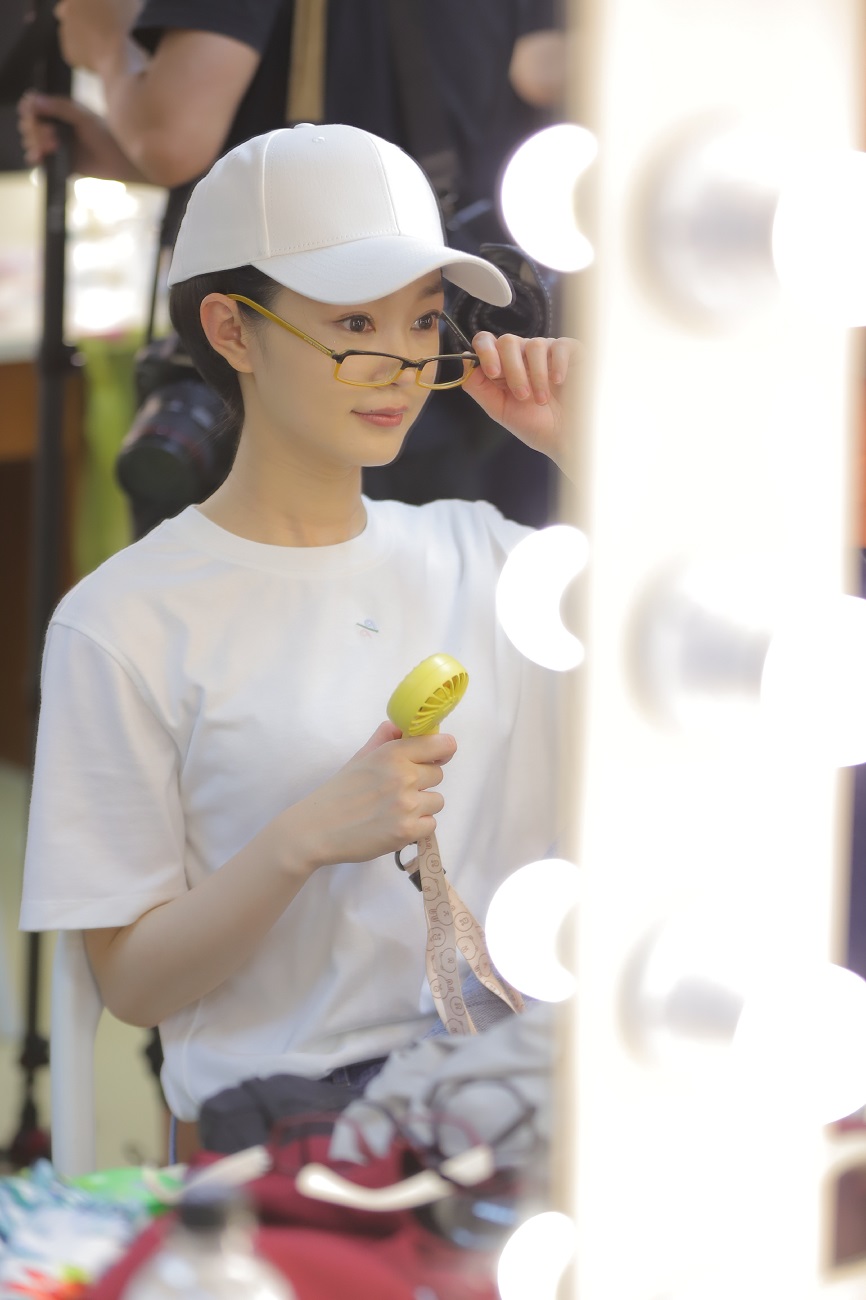 宋轶加盟《元气满满的哥哥》 巧妙短发变装机智躲迷藏