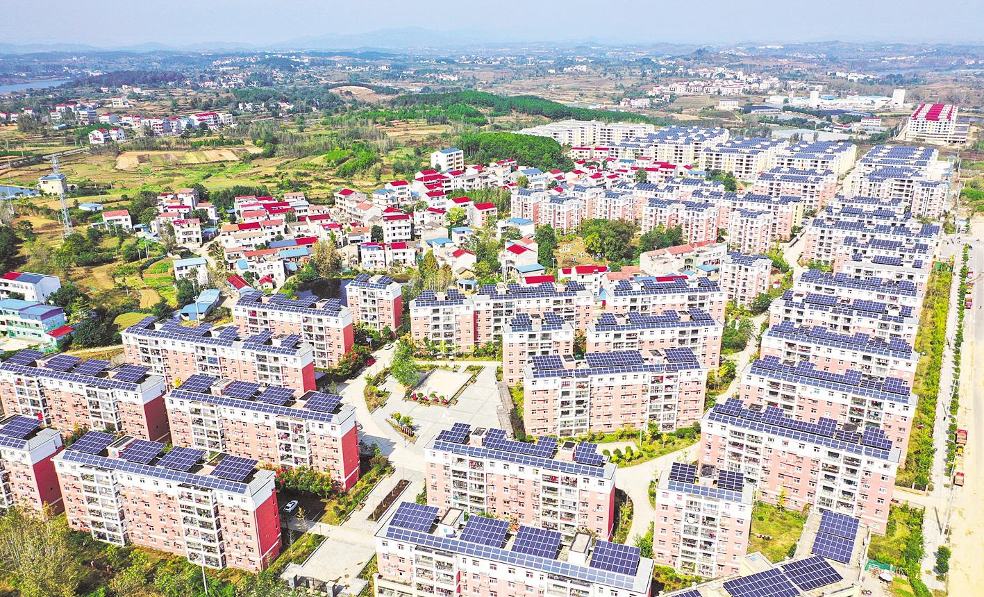 在咸宁市崇阳县天城镇茅井村安置点党员群众活动中心,村民跳起广场舞.