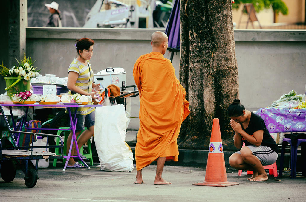 清晨化缘的泰僧人