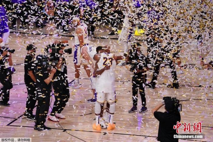 上赛季NBA总决赛第六场比赛结束后湖人球员在飞舞的彩纸中相拥庆祝。