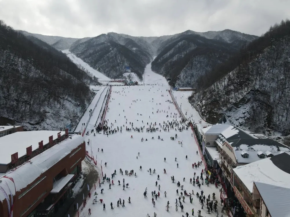 "激情滑雪 冰雪筑梦"洛阳伏牛山滑雪场第四届梦幻冰雪季盛大开启