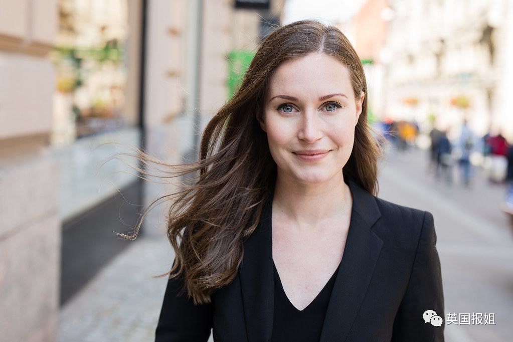 芬兰女总理拍露胸写真被喷辱国!千名女网友脱bra声援