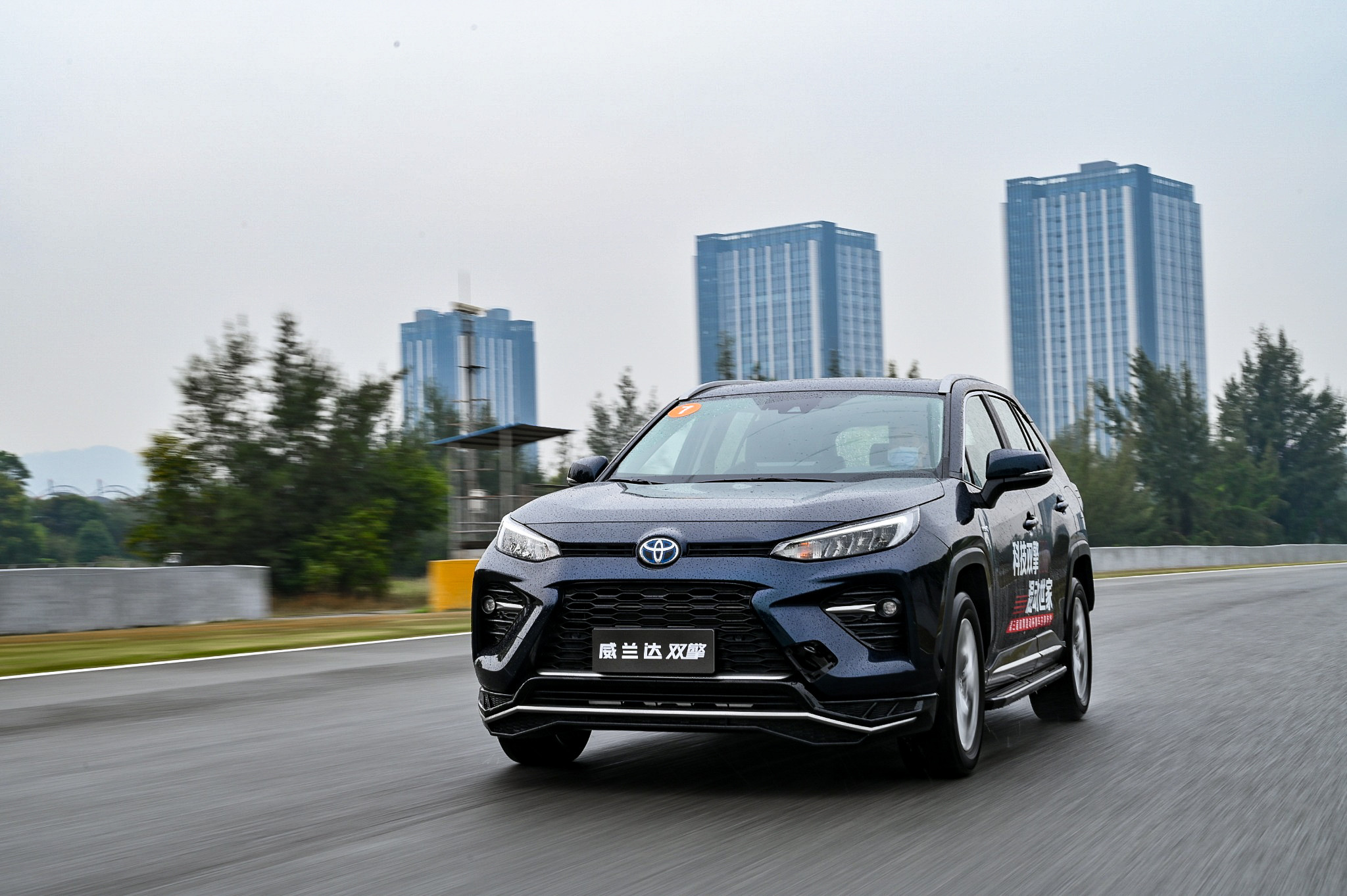 有参赛的职业赛车手表示:自己原本只知道广汽丰田双擎混动车型十分