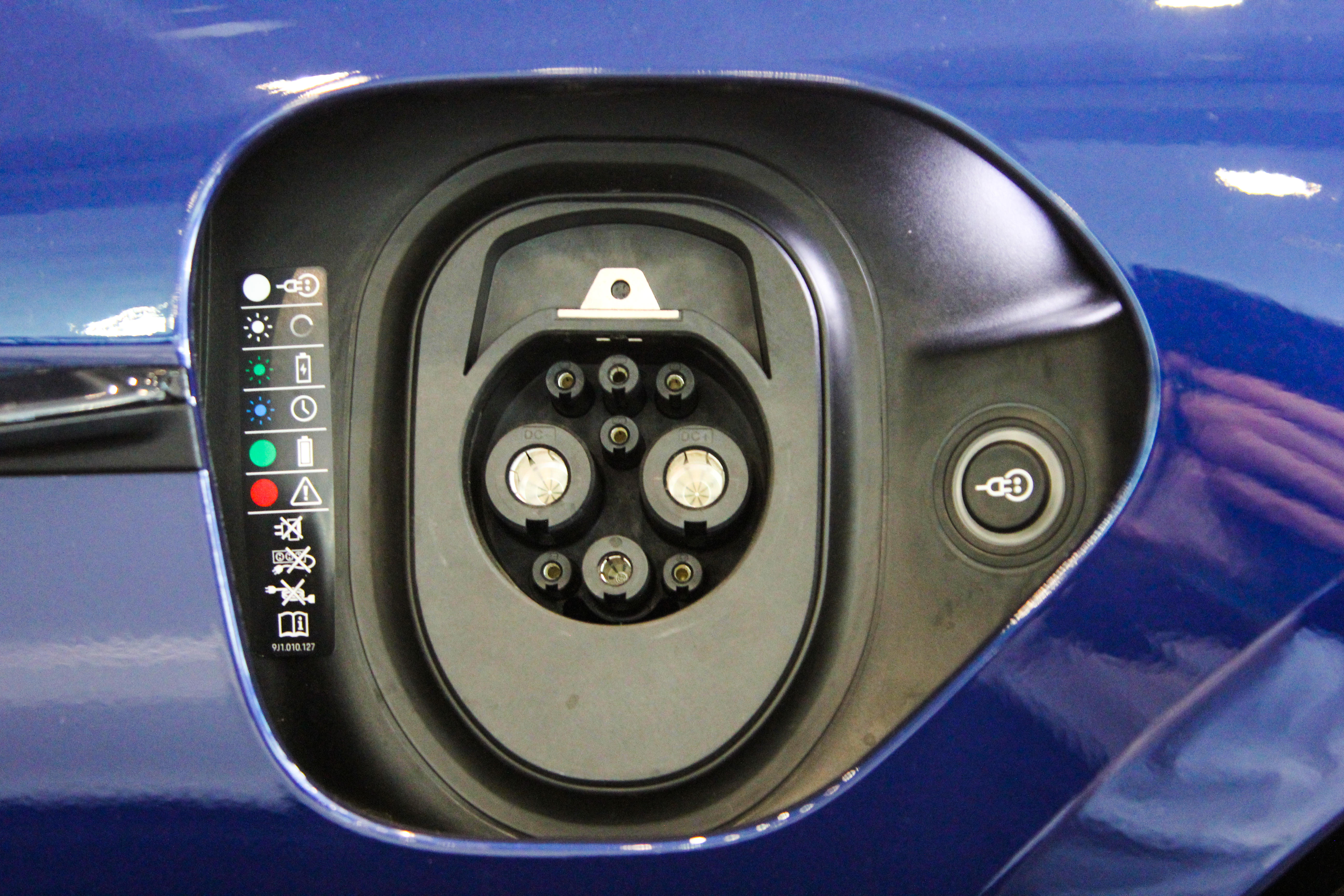 2秒破百,电动汽车的标杆?静态体验保时捷taycan