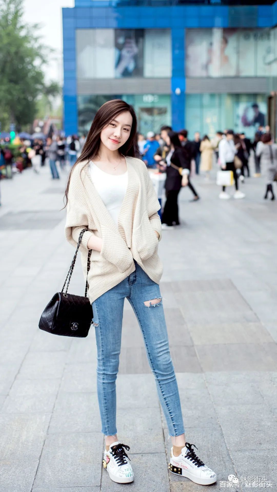牛仔裤搭配小白鞋很经典上衣选择好了会让你更有时尚气质