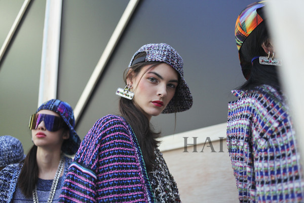 超模vittoria ceretti"英年早婚"?秀场外街拍回顾一下