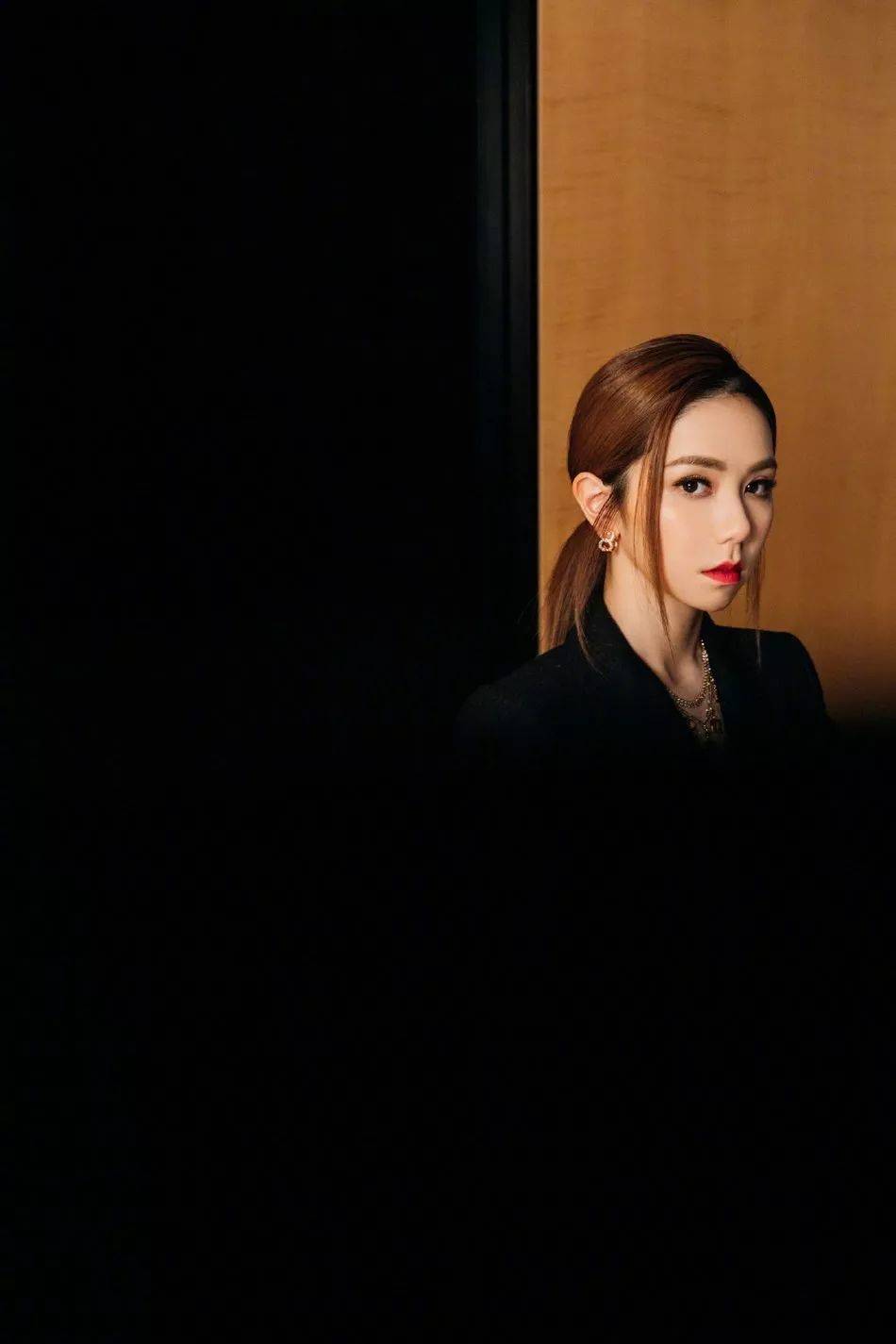 邓紫棋也是头身比不算完美的比例,她就会经常选择马尾造型,风格依旧