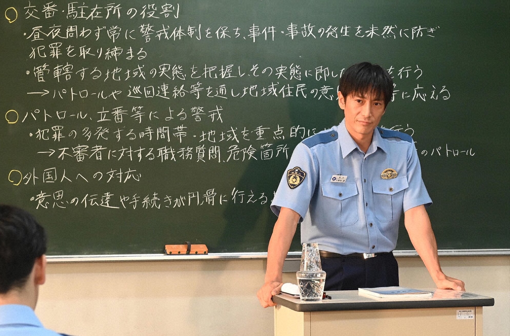 伊势谷友介在《未满警察》中饰演警察学校的教官.