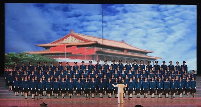 在晚会安排开场时演唱了"东方红"和"歌唱祖国"两