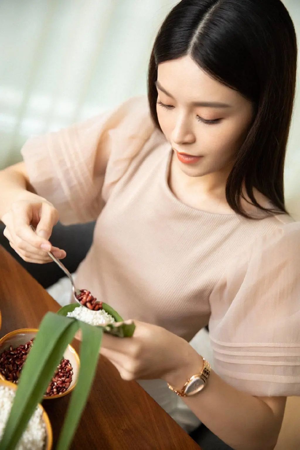 文咏珊涨脸了穿裸色纱衣包粽子知性优雅妥妥的金庸剧最美女主