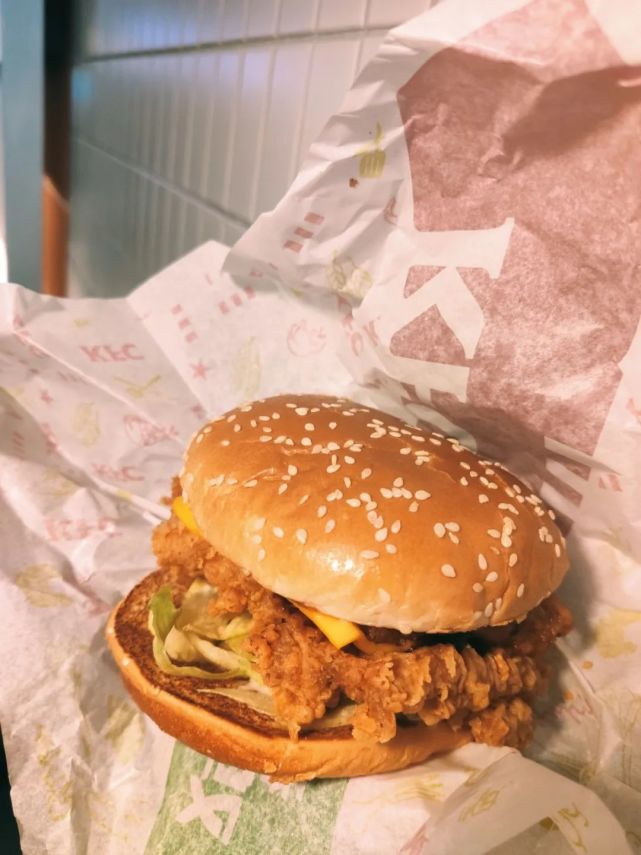 肯德基今年推出了一款 圣诞汉堡,王一博同款!怎能不心动?