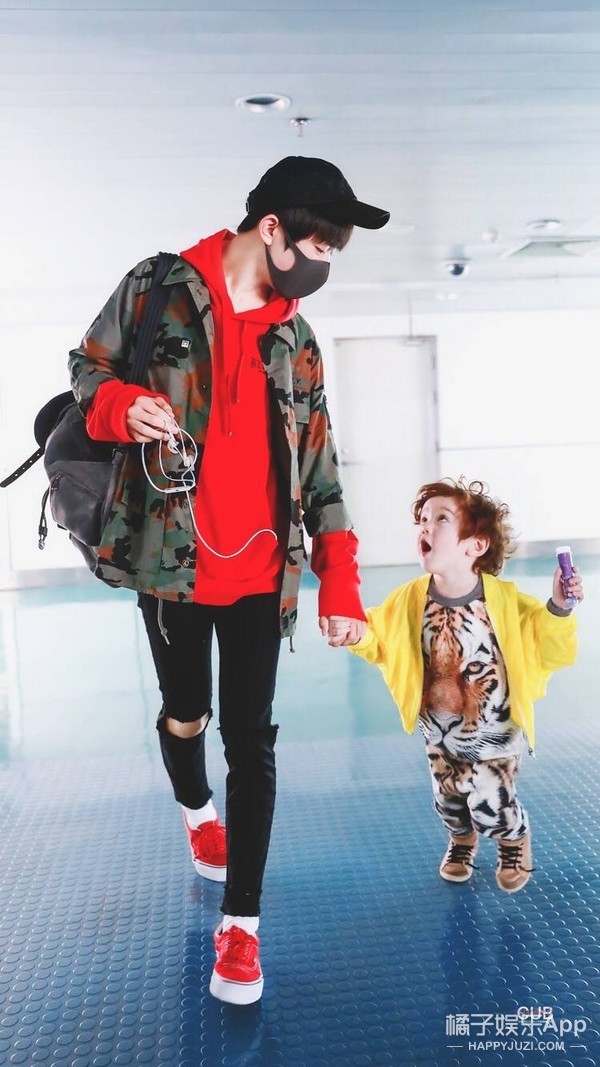 到了第二季时, 和易烊千玺哥哥组成的"大炸小炸"组合, 萌化了众多妈