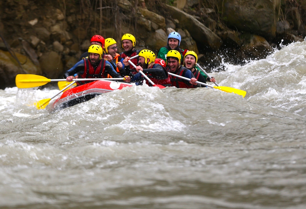 土耳其自然爱好者上演"激流勇进" 场面惊险刺激__凤凰网