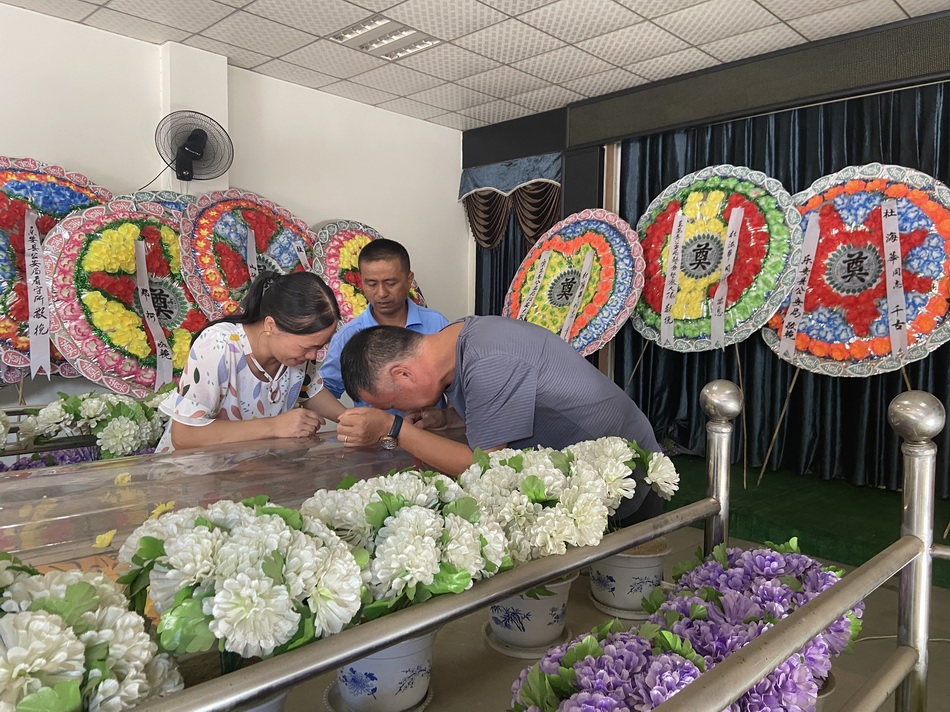 年仅22岁,执勤排查过往车辆的辅警杜海华被卡车撞倒,伤重去世。8月16日上午,其父母趴在殡仪馆内的冰棺上失声痛哭。